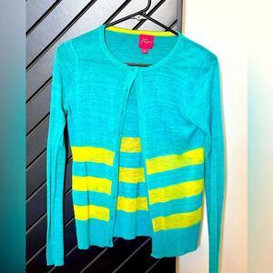 Light cardigan sweater in size XS. Beautiful color combination. Great condition.